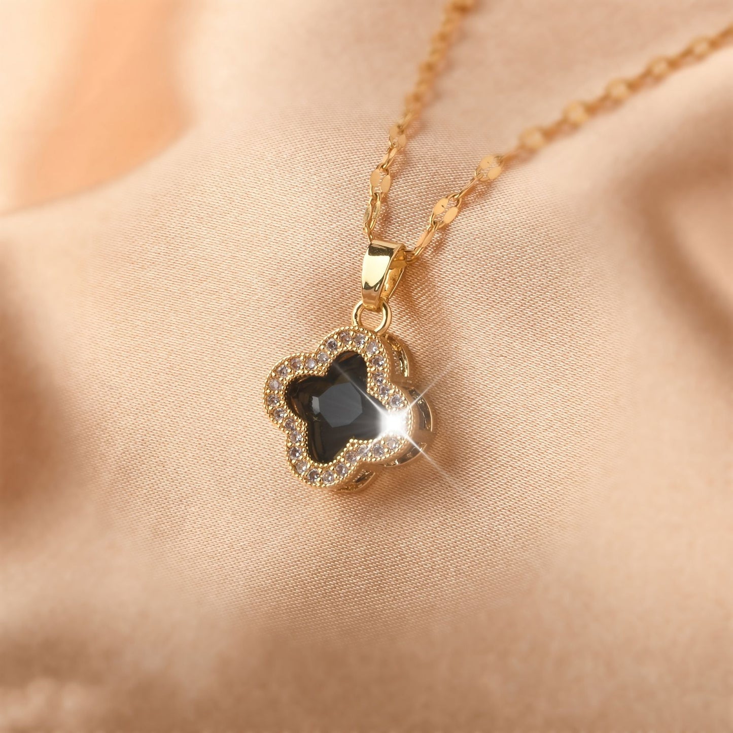 Simple Flower Shape Pendant Necklace Inlaid Shiny Zircon 18K Gold
