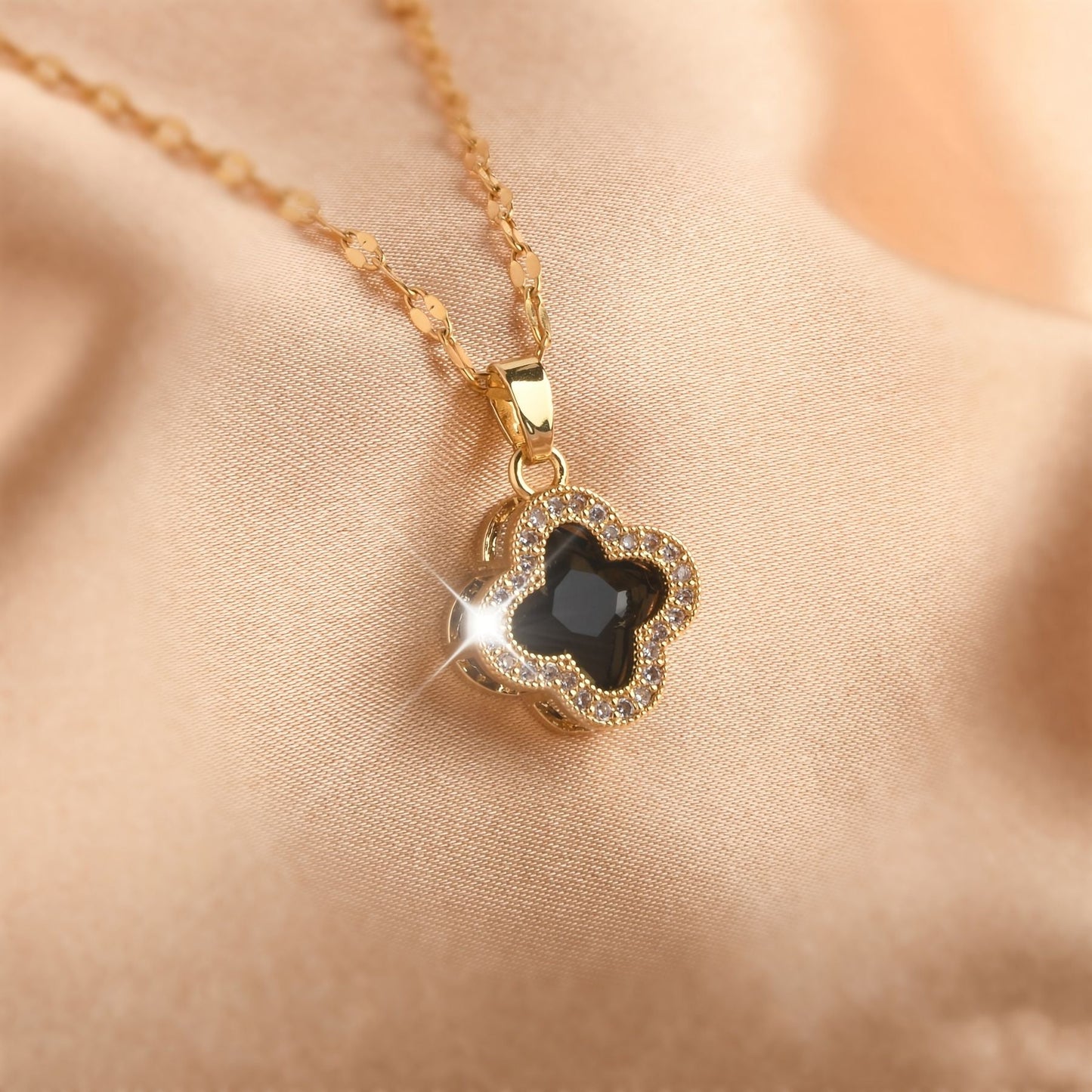 Simple Flower Shape Pendant Necklace Inlaid Shiny Zircon 18K Gold