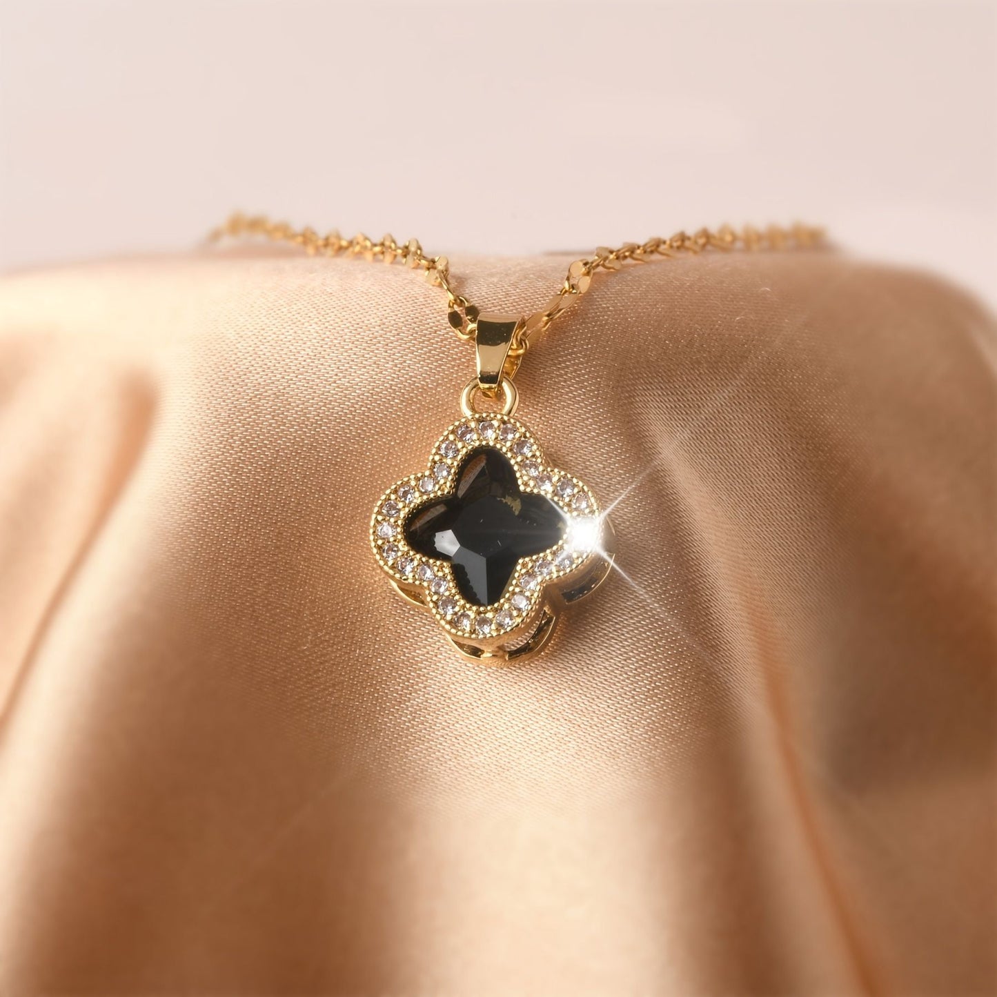Simple Flower Shape Pendant Necklace Inlaid Shiny Zircon 18K Gold